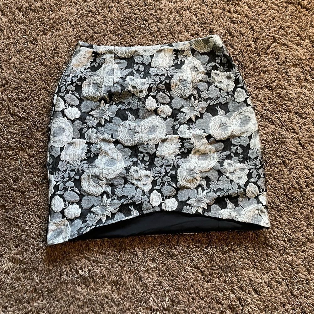 Kourt Black and Silver Floral Hi Lo Skirt Size XS NWOT